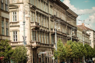 Budapeşte Macaristan 11 Temmuz 2020 Macaristan 'ın başkenti ve Macaristan' ın en kalabalık şehri olan Budapeşte 'nin şehir merkezindeki tarihi yapıların gotik mimarisine bakınız.