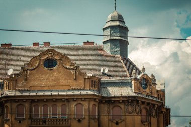 Budapeşte Macaristan 11 Temmuz 2020 Macaristan 'ın başkenti ve Macaristan' ın en kalabalık şehri olan Budapeşte 'nin şehir merkezindeki tarihi yapıların gotik mimarisine bakınız.