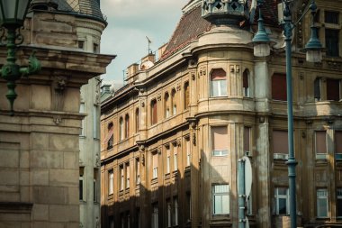 Budapeşte Macaristan 11 Temmuz 2020 Macaristan 'ın başkenti ve Macaristan' ın en kalabalık şehri olan Budapeşte 'nin şehir merkezindeki tarihi yapıların gotik mimarisine bakınız.