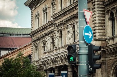 Budapeşte Macaristan 11 Temmuz 2020 Macaristan 'ın başkenti ve Macaristan' ın en kalabalık şehri olan Budapeşte 'de bulunan üniversitenin gotik mimarisine bakınız.