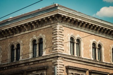 Budapeşte Macaristan 11 Temmuz 2020 Macaristan 'ın başkenti ve Macaristan' ın en kalabalık şehri olan Budapeşte 'de bulunan üniversitenin gotik mimarisine bakınız.