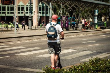 Budapeşte Macaristan 11 Temmuz 2020 Kimliği belirsiz insanların Budapeşte sokaklarında elektrikli scooterlarla gezdiğini görüyoruz.