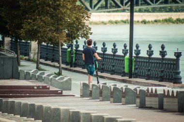 Budapeşte Macaristan 11 Temmuz 2020 Kimliği belirsiz insanların Budapeşte sokaklarında elektrikli scooterlarla gezdiğini görüyoruz.