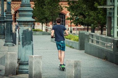 Budapeşte Macaristan 11 Temmuz 2020 Kimliği belirsiz insanların Budapeşte sokaklarında elektrikli scooterlarla gezdiğini görüyoruz.