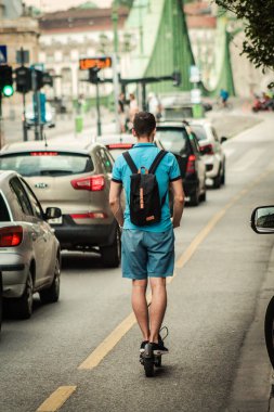 Budapeşte Macaristan 11 Temmuz 2020 Kimliği belirsiz insanların Budapeşte sokaklarında elektrikli scooterlarla gezdiğini görüyoruz.