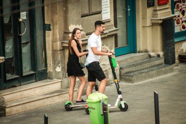 Budapeşte Macaristan 11 Temmuz 2020 Kimliği belirsiz insanların Budapeşte sokaklarında elektrikli scooterlarla gezdiğini görüyoruz.