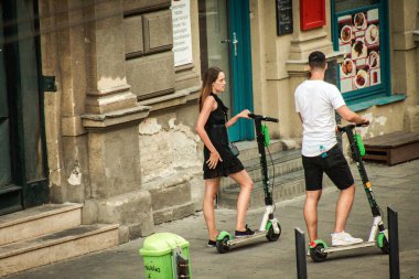 Budapeşte Macaristan 11 Temmuz 2020 Kimliği belirsiz insanların Budapeşte sokaklarında elektrikli scooterlarla gezdiğini görüyoruz.