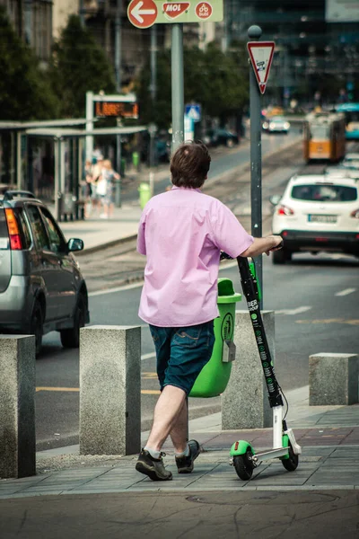 Budapest Hungría Julio 2020 Vista Personas Identificadas Rodando Con Scooters —  Fotos de Stock