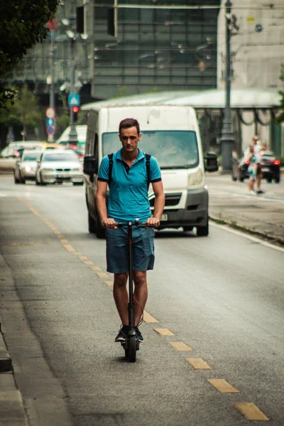 Budapest Hungría Julio 2020 Vista Personas Identificadas Rodando Con Scooters —  Fotos de Stock