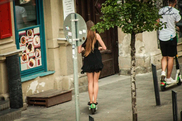 ブダペストハンガリー2020年7月11日ブダペストの路上で電動スクーターで転がる正体不明の人々の眺め — ストック写真