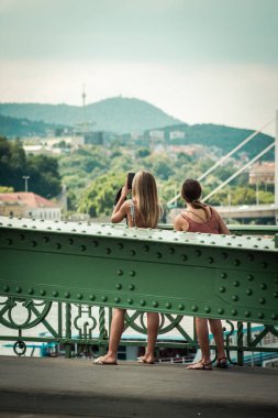 Budapeşte Macaristan 11 Temmuz 2020 Macaristan 'ın başkenti Budapeşte' nin tarihi sokaklarında yürüyen kimliği belirsiz yaya manzarası