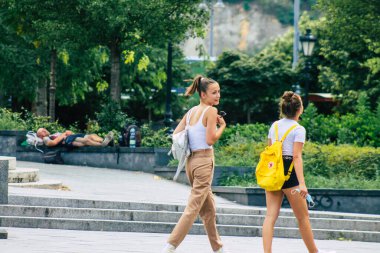 Budapeşte Macaristan 11 Temmuz 2020 Macaristan 'ın başkenti Budapeşte' nin tarihi sokaklarında yürüyen kimliği belirsiz yaya manzarası