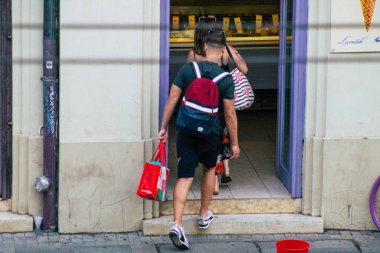 Budapeşte Macaristan 11 Temmuz 2020 Macaristan 'ın başkenti Budapeşte' nin tarihi sokaklarında yürüyen kimliği belirsiz yaya manzarası