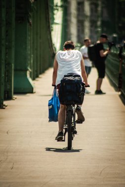 Budapeşte Macaristan 11 Temmuz 2020 'de Macaristan' ın başkenti Budapeşte 'nin tarihi sokaklarında bisikleti olan ve Avrupa Birliği' nin nüfus bakımından en büyük dokuzuncu kenti olan kimliği belirsiz insanların görüntüsü