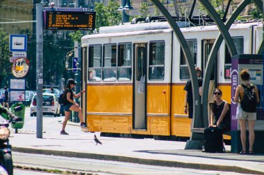 Budapeşte Macaristan 11 Temmuz 2020 Macaristan 'ın başkenti Budapeşte' nin toplu taşıma sisteminin bir parçası olan elektrikli tramvaya binen kimliği belirsiz insanların görüntüsü
