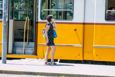 Budapeşte Macaristan 11 Temmuz 2020 Macaristan 'ın başkenti Budapeşte' nin toplu taşıma sisteminin bir parçası olan elektrikli tramvaya binen kimliği belirsiz insanların görüntüsü