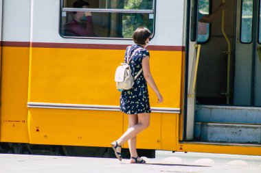 Budapeşte Macaristan 11 Temmuz 2020 Macaristan 'ın başkenti Budapeşte' nin toplu taşıma sisteminin bir parçası olan elektrikli tramvaya binen kimliği belirsiz insanların görüntüsü