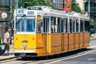 Budapeşte Macaristan 11 Temmuz 2020 Macaristan 'ın başkenti Budapeşte' nin toplu taşıma sisteminin bir parçası olan elektrikli tramvaya binen kimliği belirsiz insanların görüntüsü
