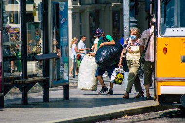 Budapeşte Macaristan 11 Temmuz 2020 Macaristan 'ın başkenti Budapeşte' nin toplu taşıma sisteminin bir parçası olan elektrikli tramvaya binen kimliği belirsiz insanların görüntüsü