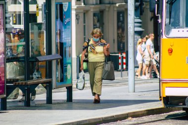 Budapeşte Macaristan 11 Temmuz 2020 Macaristan 'ın başkenti Budapeşte' nin toplu taşıma sisteminin bir parçası olan elektrikli tramvaya binen kimliği belirsiz insanların görüntüsü