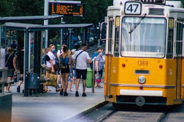 Budapeşte Macaristan 11 Temmuz 2020 Macaristan 'ın başkenti Budapeşte' nin toplu taşıma sisteminin bir parçası olan elektrikli tramvaya binen kimliği belirsiz insanların görüntüsü