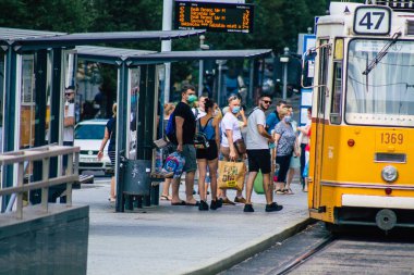 Budapeşte Macaristan 11 Temmuz 2020 Macaristan 'ın başkenti Budapeşte' nin toplu taşıma sisteminin bir parçası olan elektrikli tramvaya binen kimliği belirsiz insanların görüntüsü
