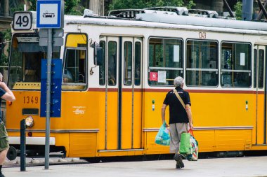 Budapeşte Macaristan 11 Temmuz 2020 Macaristan 'ın başkenti Budapeşte' nin toplu taşıma sisteminin bir parçası olan elektrikli tramvaya binen kimliği belirsiz insanların görüntüsü