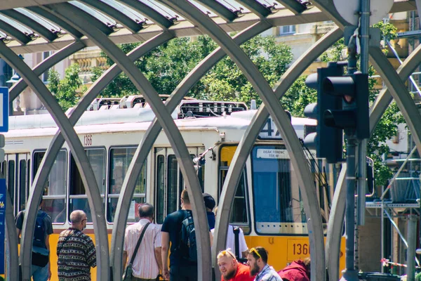 ブダペストハンガリー2020年7月11日ハンガリーの首都ブダペストの公共交通機関の一部である電気トラムに乗っている未確認の人々の見解 — ストック写真