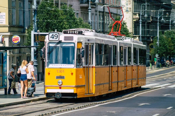 ブダペストハンガリー2020年7月11日ハンガリーの首都ブダペストの公共交通機関の一部である電気トラムに乗っている未確認の人々の見解 — ストック写真
