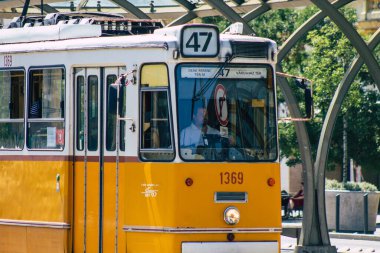 Budapeşte Macaristan 12 Temmuz 2020. Macaristan 'ın başkenti Budapeşte' nin sokaklarında ve toplu taşıma sisteminin bir bölümünde seyahat eden yolcular için geleneksel bir Macar elektrikli tramvayı görülüyor.