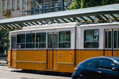 Budapeşte Macaristan 12 Temmuz 2020. Macaristan 'ın başkenti Budapeşte' nin sokaklarında ve toplu taşıma sisteminin bir bölümünde seyahat eden yolcular için geleneksel bir Macar elektrikli tramvayı görülüyor.