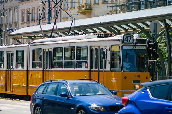 ブダペスト2020年7月12日ハンガリーの首都ブダペストの道路や公共交通機関の一部を走行する乗客のための伝統的なハンガリーの電気トラムの眺め — ストック写真