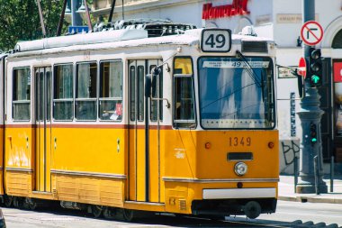Budapeşte Macaristan 12 Temmuz 2020. Macaristan 'ın başkenti Budapeşte' nin sokaklarında ve toplu taşıma sisteminin bir bölümünde seyahat eden yolcular için geleneksel bir Macar elektrikli tramvayı görülüyor.