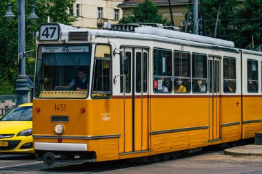 Budapeşte Macaristan 13 Temmuz 2020 Macaristan 'ın başkenti Budapeşte' nin caddelerinde ve toplu taşıma sisteminin bir bölümünde seyahat eden eski bir Macar elektrikli tramvayı görülüyor.