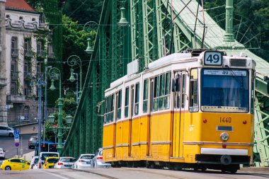 Budapeşte Macaristan 13 Temmuz 2020 Macaristan 'ın başkenti Budapeşte' nin caddelerinde ve toplu taşıma sisteminin bir bölümünde seyahat eden eski bir Macar elektrikli tramvayı görülüyor.