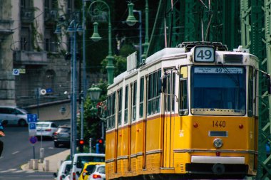Budapeşte Macaristan 13 Temmuz 2020 Macaristan 'ın başkenti Budapeşte' nin caddelerinde ve toplu taşıma sisteminin bir bölümünde seyahat eden eski bir Macar elektrikli tramvayı görülüyor.