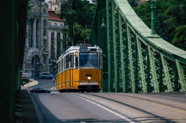 Budapeşte Macaristan 13 Temmuz 2020 Macaristan 'ın başkenti Budapeşte' nin caddelerinde ve toplu taşıma sisteminin bir bölümünde seyahat eden eski bir Macar elektrikli tramvayı görülüyor.