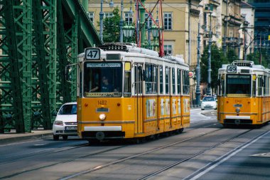 Budapeşte Macaristan 13 Temmuz 2020 Macaristan 'ın başkenti Budapeşte' nin caddelerinde ve toplu taşıma sisteminin bir bölümünde seyahat eden eski bir Macar elektrikli tramvayı görülüyor.