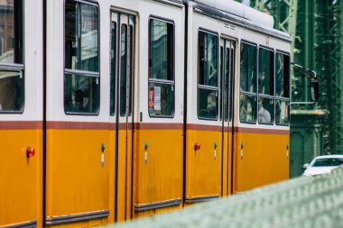 Budapeşte Macaristan 13 Temmuz 2020 Macaristan 'ın başkenti Budapeşte' nin caddelerinde ve toplu taşıma sisteminin bir bölümünde seyahat eden eski bir Macar elektrikli tramvayı görülüyor.