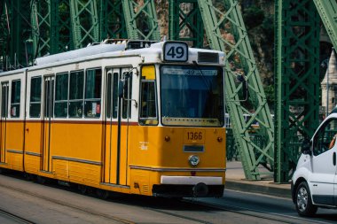Budapeşte Macaristan 13 Temmuz 2020 Macaristan 'ın başkenti Budapeşte' nin caddelerinde ve toplu taşıma sisteminin bir bölümünde seyahat eden eski bir Macar elektrikli tramvayı görülüyor.