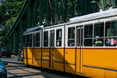 Budapeşte Macaristan 13 Temmuz 2020 Macaristan 'ın başkenti Budapeşte' nin caddelerinde ve toplu taşıma sisteminin bir bölümünde seyahat eden eski bir Macar elektrikli tramvayı görülüyor.