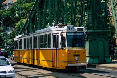 Budapeşte Macaristan 13 Temmuz 2020 Macaristan 'ın başkenti Budapeşte' nin caddelerinde ve toplu taşıma sisteminin bir bölümünde seyahat eden eski bir Macar elektrikli tramvayı görülüyor.