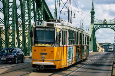 Budapeşte Macaristan 13 Temmuz 2020 Macaristan 'ın başkenti Budapeşte' nin caddelerinde ve toplu taşıma sisteminin bir bölümünde seyahat eden eski bir Macar elektrikli tramvayı görülüyor.