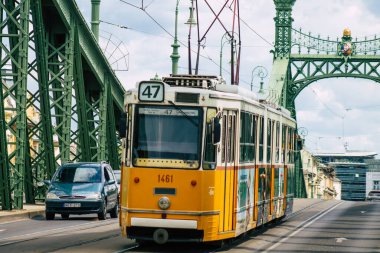 Budapeşte Macaristan 13 Temmuz 2020 Macaristan 'ın başkenti Budapeşte' nin caddelerinde ve toplu taşıma sisteminin bir bölümünde seyahat eden eski bir Macar elektrikli tramvayı görülüyor.
