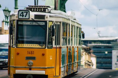 Budapeşte Macaristan 13 Temmuz 2020 Macaristan 'ın başkenti Budapeşte' nin caddelerinde ve toplu taşıma sisteminin bir bölümünde seyahat eden eski bir Macar elektrikli tramvayı görülüyor.