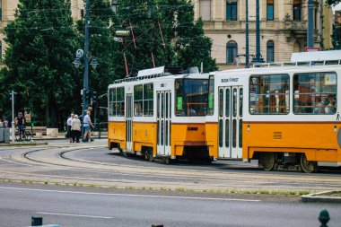 Budapeşte Macaristan 13 Temmuz 2020 Macaristan 'ın başkenti Budapeşte' nin caddelerinde ve toplu taşıma sisteminin bir bölümünde seyahat eden eski bir Macar elektrikli tramvayı görülüyor.
