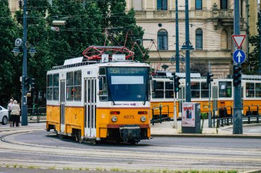 Budapeşte Macaristan 13 Temmuz 2020 Macaristan 'ın başkenti Budapeşte' nin caddelerinde ve toplu taşıma sisteminin bir bölümünde seyahat eden eski bir Macar elektrikli tramvayı görülüyor.