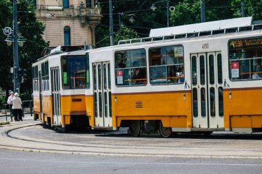 Budapeşte Macaristan 13 Temmuz 2020 Macaristan 'ın başkenti Budapeşte' nin caddelerinde ve toplu taşıma sisteminin bir bölümünde seyahat eden eski bir Macar elektrikli tramvayı görülüyor.