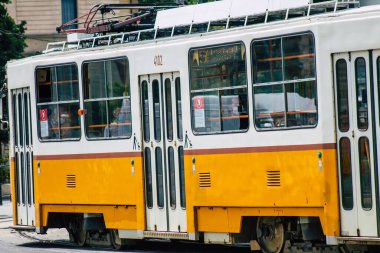 Budapeşte Macaristan 13 Temmuz 2020 Macaristan 'ın başkenti Budapeşte' nin caddelerinde ve toplu taşıma sisteminin bir bölümünde seyahat eden eski bir Macar elektrikli tramvayı görülüyor.
