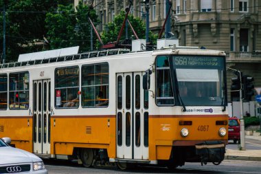 Budapeşte Macaristan 13 Temmuz 2020 Macaristan 'ın başkenti Budapeşte' nin caddelerinde ve toplu taşıma sisteminin bir bölümünde seyahat eden eski bir Macar elektrikli tramvayı görülüyor.
